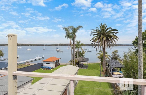 Mannering Park House | Paradise Palms - Sandy Bottom Lakefront w/Jetty!