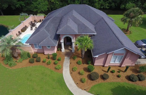 Manning House | Paradise Palms surrounded by man made mote in Manning, South Carolina!