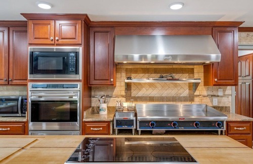 Winchester House | Paradise Resort-Dock, Pool, Hot Tub, Movie Theatre