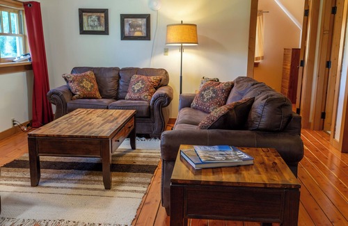 Emigrant House | Paradise Valley Log Bunkhouse: 6BR Mountain Retreat on Historic Working Ranch