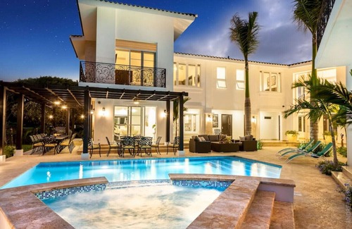 Bavaro Villa | Paraiso: Luxury villa with lake/golf view, pool, Jacuzzi, games & full staff