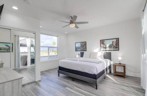University Heights Apartment | Park Blvd Paradise 302 - ADA compliant with a Spa
