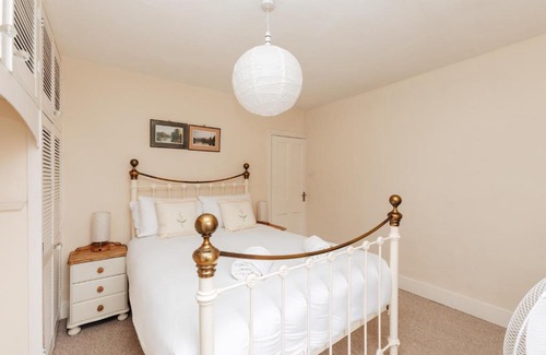 Henley House | Park End House - Parking, Pet Friendly