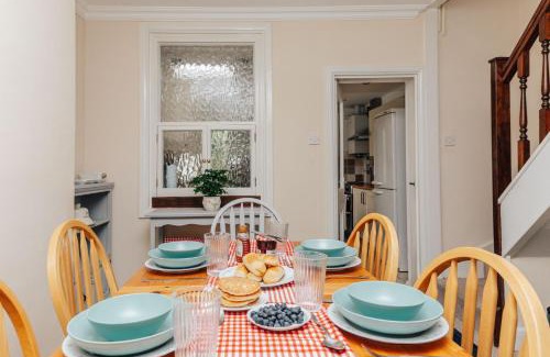 Henley House | Park End House - Parking, Pet Friendly