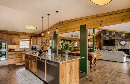 Estes Park House | Park Entrance Lodge 8B 5Ba, Views! FirePit, HTub, Billiards, Indoor BBCourt#3030