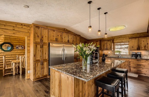 Estes Park House | Park Entrance Lodge 8B 5Ba, Views! FirePit, HTub, Billiards, Indoor BBCourt#3030