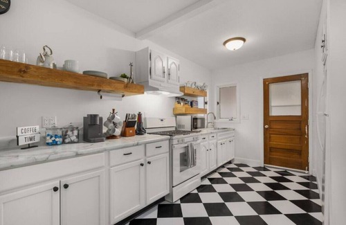 East Peoria House | Park · Land on Park Avenue then Pass Go- 3bed 1bath Home