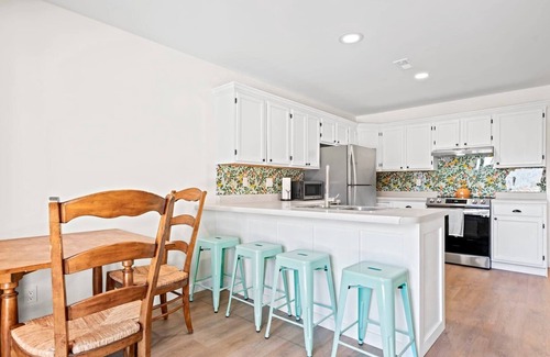 Richmond Apartment | Park Place #3 - Stylish Apartment Located Across From A Park