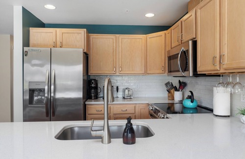 Chelan Condo | Park Pointe B302- Community Pool and Hot Tub!