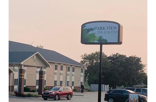 Hoisington Hotel | Park View Inn & Suites Hoisington near Great Bend