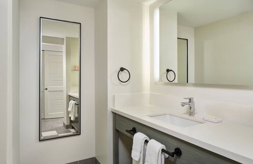 Diamond Head - Kapahulu - St. Louis Hotel | Park View King | Kaimana Beach Hotel | Views of Lush Kapiolani Park