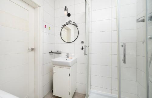 Lodz Apartment | Park Zrodliska Comfort Studio by BookingHost