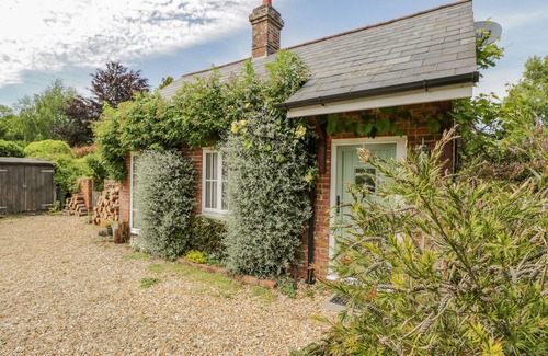 Sturminster Marshall Cottage | PARKFIELD COTTAGE, romantic, with open fire in Sturminster Marshall