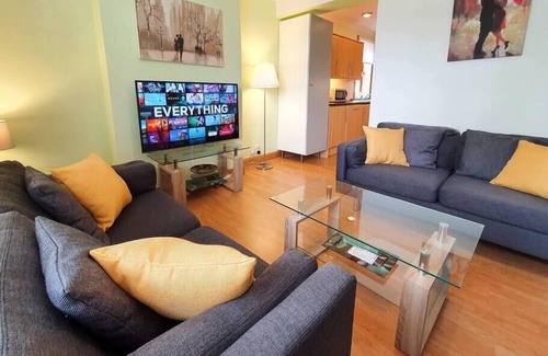 Rosyth Apartment | Parkgate Apartment - Near M90 Amazon Edinburgh