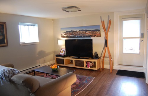 South Cambie Apartment | Parkside Apartment in a beautiful Vancouver Neighbourhood for monthly rentals