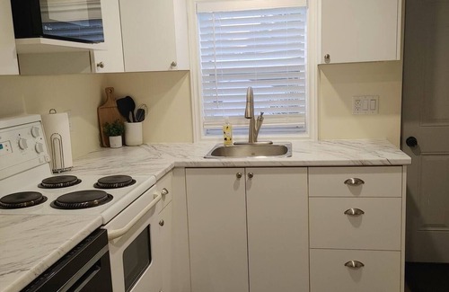 Leamington Cottage | Parkview Cottage - Steps from beautiful Seacliff Park and Beach