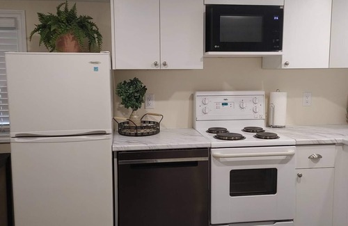 Leamington Cottage | Parkview Cottage - Steps from beautiful Seacliff Park and Beach