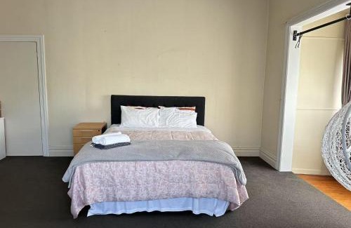 Parnell House | Parnell City Haven Same Price for 1 to 6 Guests Villa with Full Kitchen