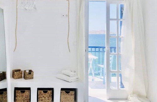 Naousa Apartment | Paros seafront studios Casa Phorkys with view of the sea + the Old Venetian Port