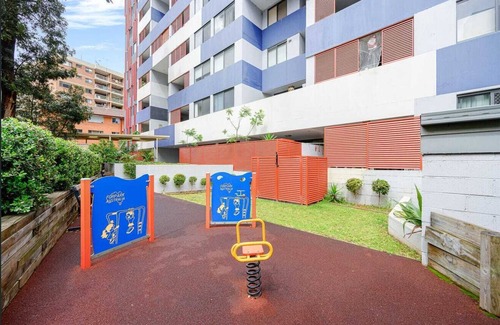 Parramatta Apartment | Parramatta fabulous 3-bedroom near train light rail & shop center