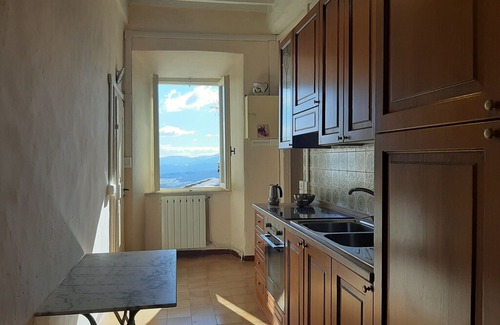 Montecastelli House | Part of a large house in the center of Monte Castelli Pisano