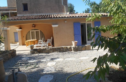 Lorgues Apartment | part of villa on the ground floor next to a vineyard
