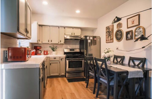 Pasadena Apartment | Pasadena 3-BR AC House: Close to Old Town, Rose Bowl & Caltech with king bed!