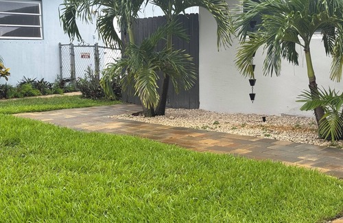 Pembroke Pines Apartment | Pasadena Lakes Retreat 2 beds studio in charming Pembroke Pines