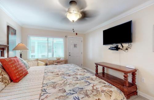 Pass-a-Grille Historic District Apartment | Pass-A-Grill 3