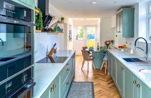 Dursley House | Pass the Keys | Renovated family home | Conservatory | Garden