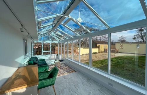 Dursley House | Pass the Keys | Renovated family home | Conservatory | Garden