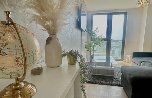Belle Vue Apartment | Pass the Keys | 2 Bedroom Apartment Sleeps 6 Etihad Stadium