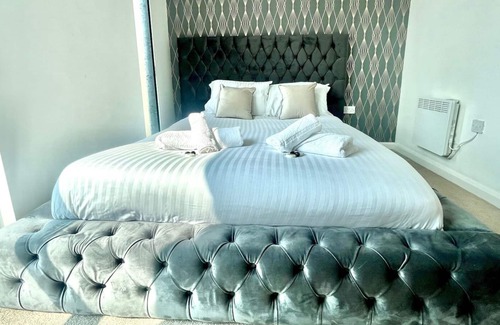 Belle Vue Apartment | Pass the Keys | 2 Bedroom Apartment Sleeps 6 Etihad Stadium