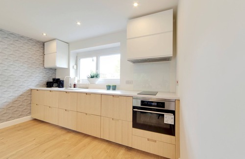 Trumpington House | Pass the Keys | 49 Byron Square Modern and Spacious 3 Bed Home with Free Parking