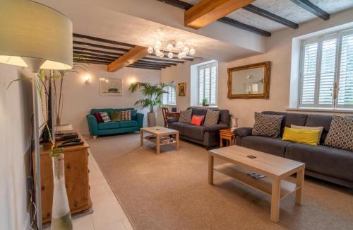 Giltbrook House | Pass The Keys Amazing Guest Cottage in Nottingham with Parking!