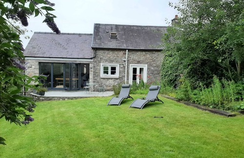 Pentrefelin House | Pass the Keys | Beautiful Cottage with Castle Views near Llandeilo