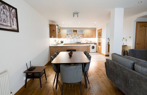 Kelvinbridge House | Pass the Keys | Beautiful Unique 3Bed Mews Cottage House