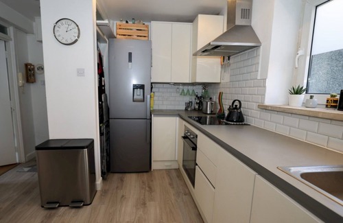 Stratford and New Town Apartment | Pass the Keys | Bright London Base Near Westfield & Tube