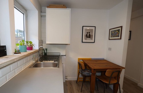 Stratford and New Town Apartment | Pass the Keys | Bright London Base Near Westfield & Tube