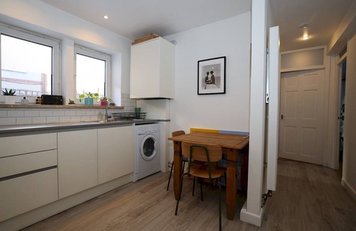 Stratford and New Town Apartment | Pass the Keys | Bright London Base Near Westfield & Tube