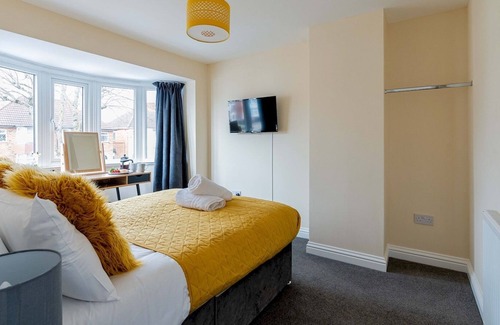 Bloxwich House | Pass the Keys | Bryn House Short Stays