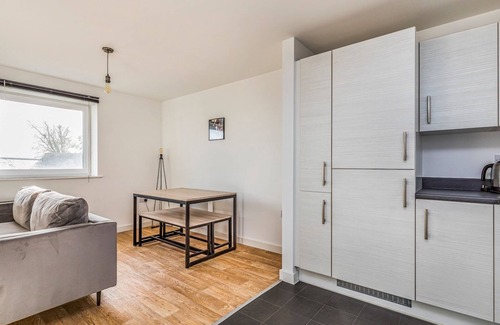 Chichester Apartment | Pass the Keys | Central Modern Flat with Parking