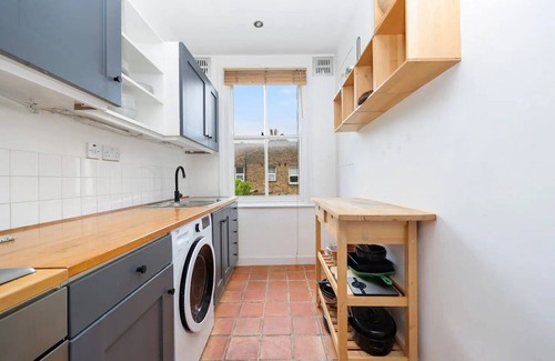 Leyton Apartment | Pass the Keys | Centrally Located Stylish Flat