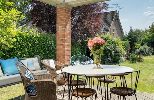St Albans House | Pass the Keys | Charming 3 bed house with parking and large garden