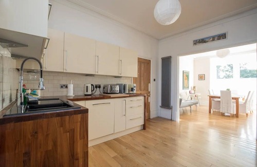 Windsor House | Pass the Keys | Charming Victorian House w/Parking + River Walks