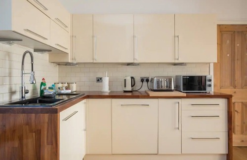 Windsor House | Pass the Keys | Charming Victorian House w/Parking + River Walks