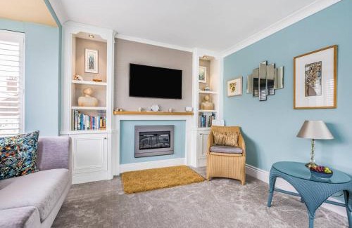 Chichester House | Pass the Keys City Centre Town House w Parking