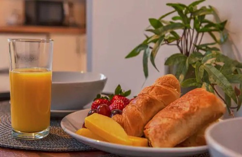 Wolverhampton Apartment | Pass the Keys | Cosy Studio With Private Parking