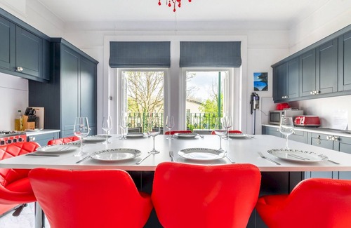 Blackheath House | Pass the Keys | Elegant 4BR House + Parking + Garden + Library