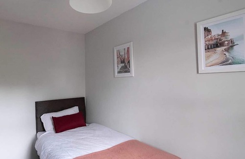 Scunthorpe House | Pass the Keys | Entire House sleeps 6 I Pass The Keys